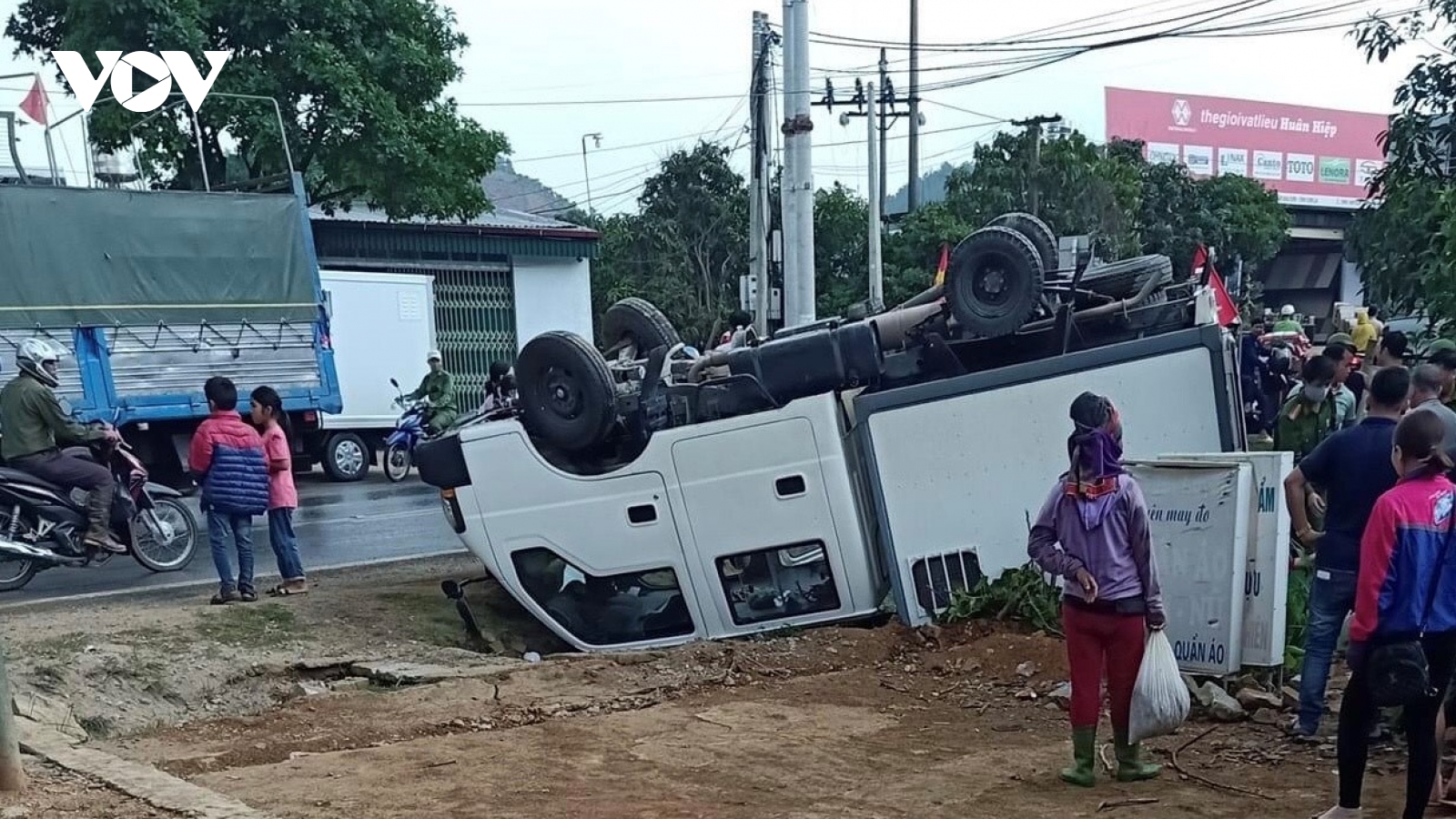 Xe biển xanh lật ngửa lúc “ôm” cua, 2 người bị thương nặng